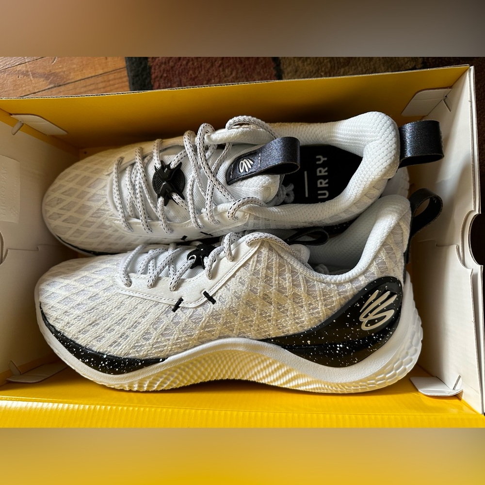 Team Curry 10 white/black New in box